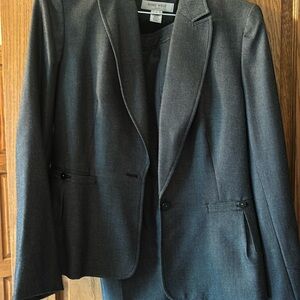 Super stylish pant suit!